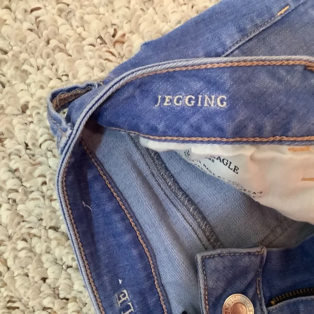 American Eagle super super stretch jegging size 2 US regular light wash denim
